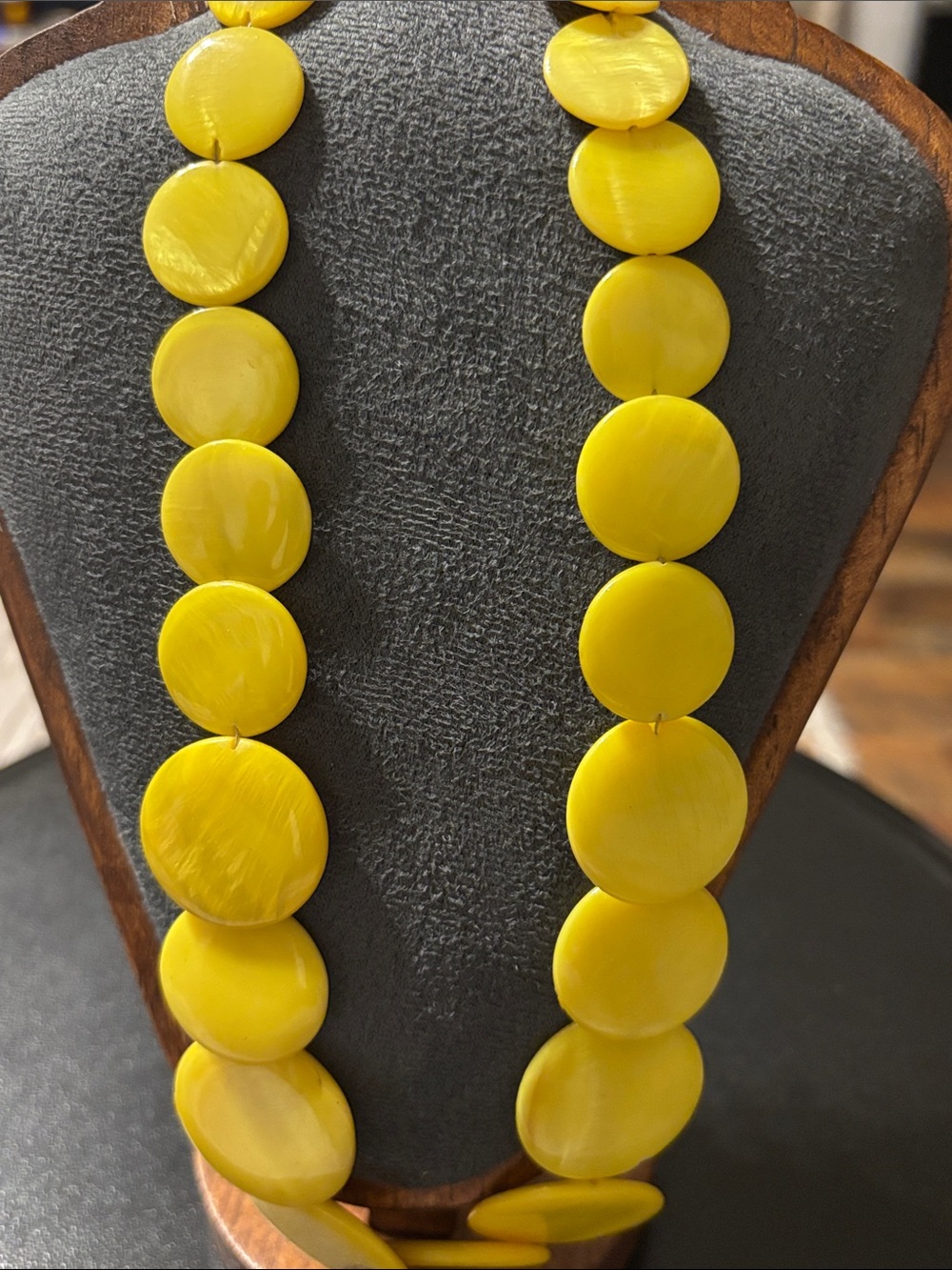Mother of Pearl Yellow Disc Statement Necklace Mod Pop Retro - Picture 12 of 16